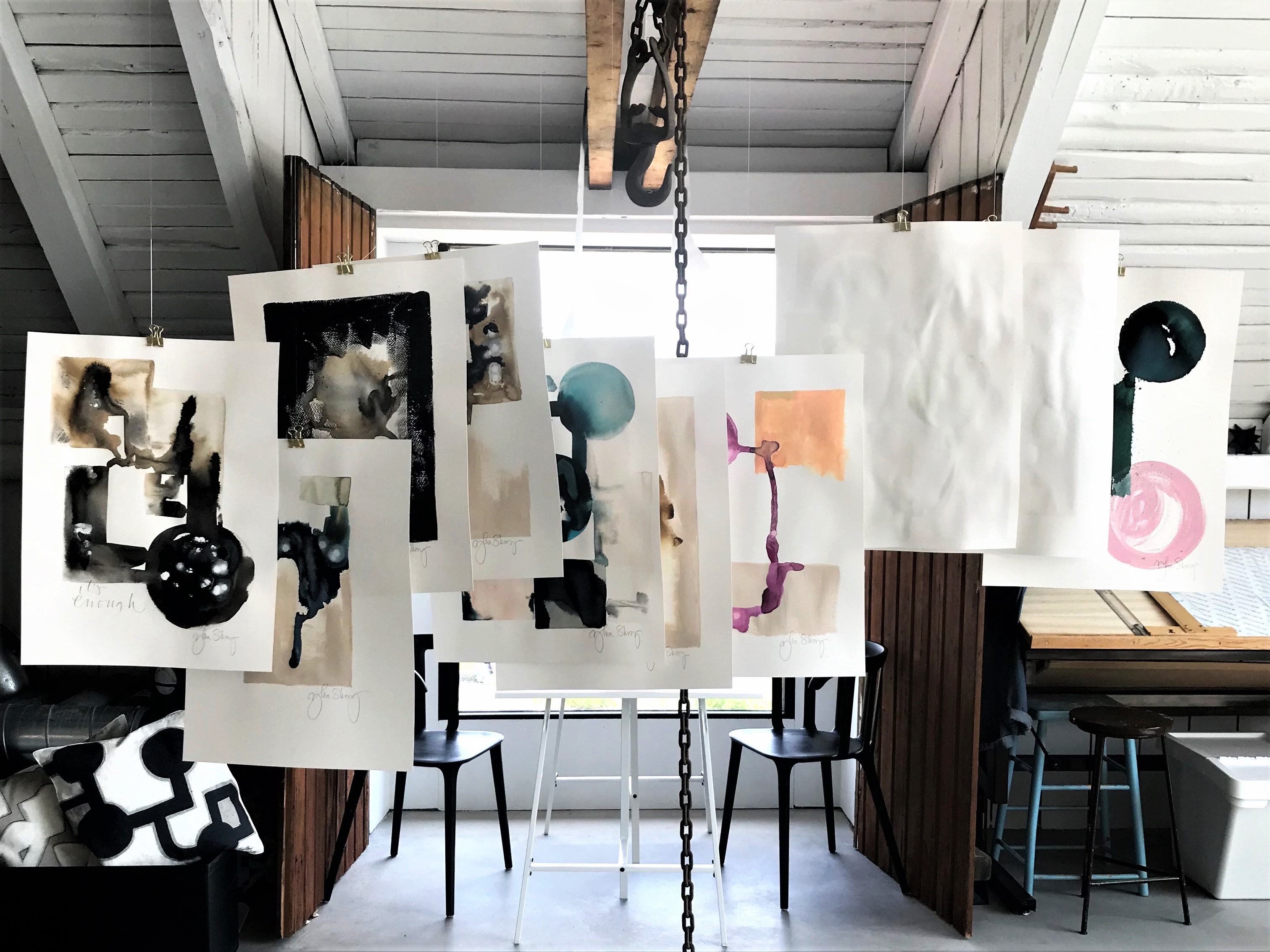 Ylva skapar konst som är upphängt.