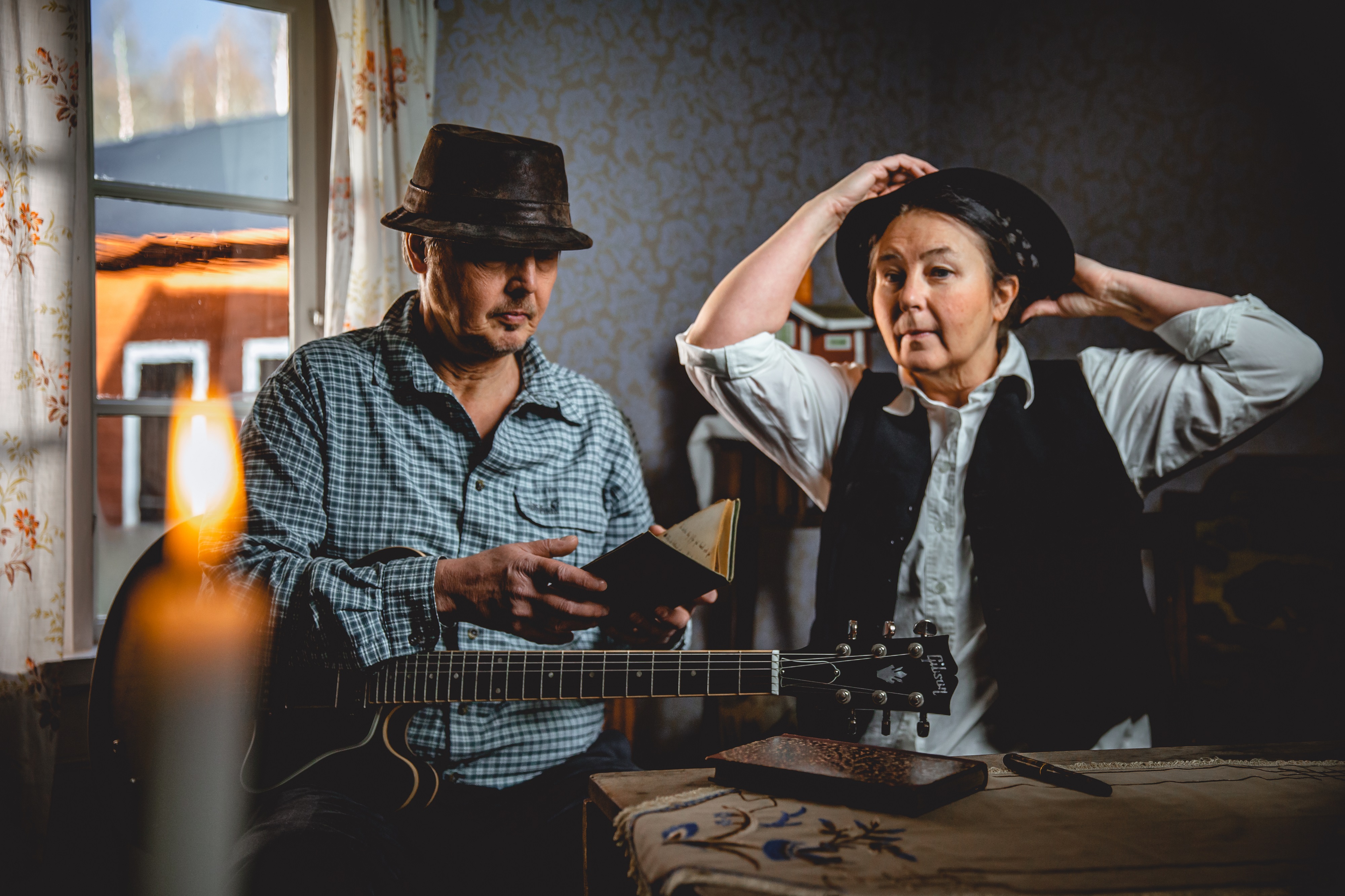 Pajso sitter och spelar sin musik.