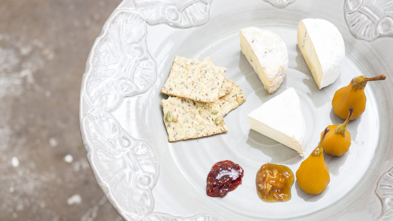 Plocktallrik med lite ostar och marmelad.