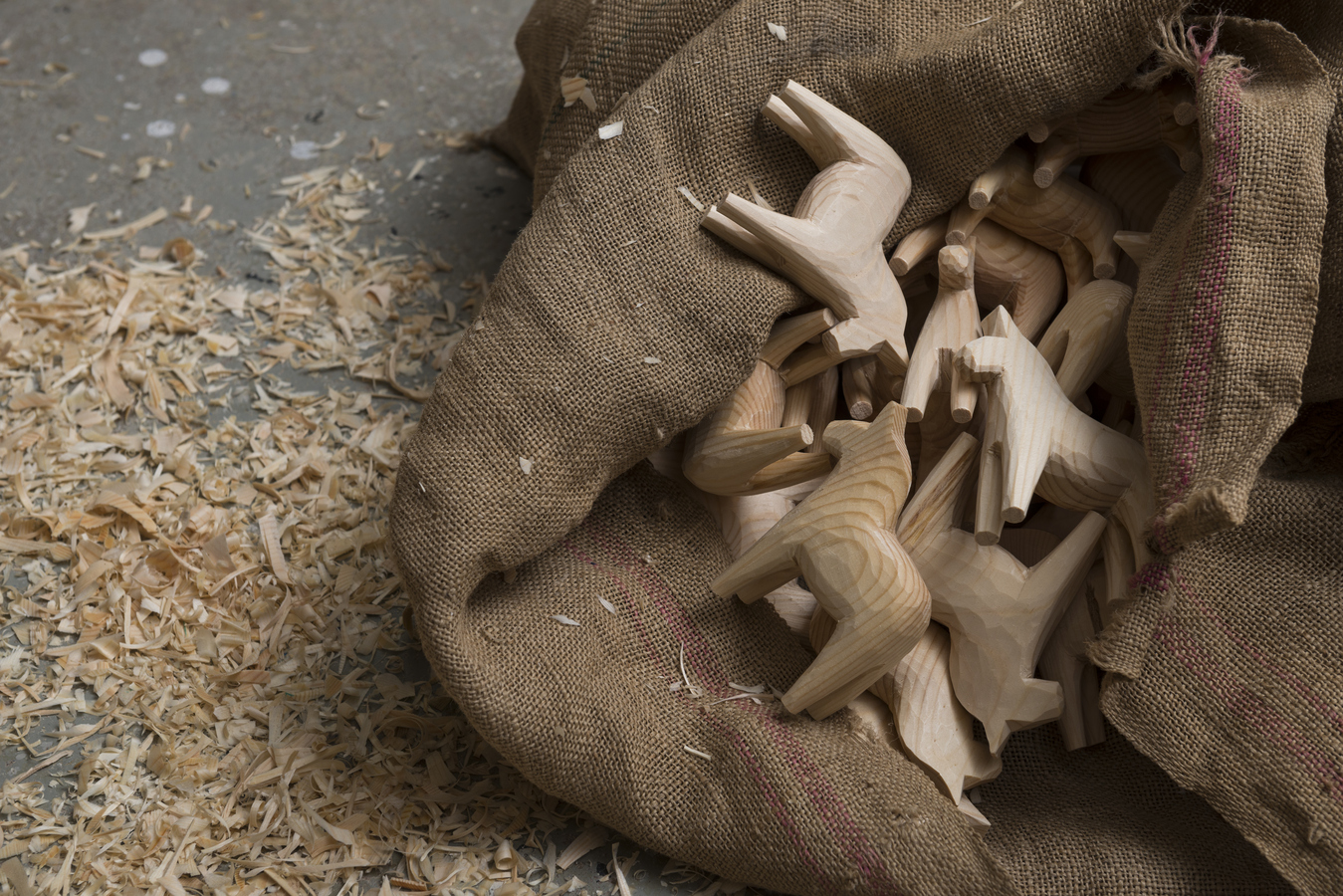 Säck med Dalahästar.