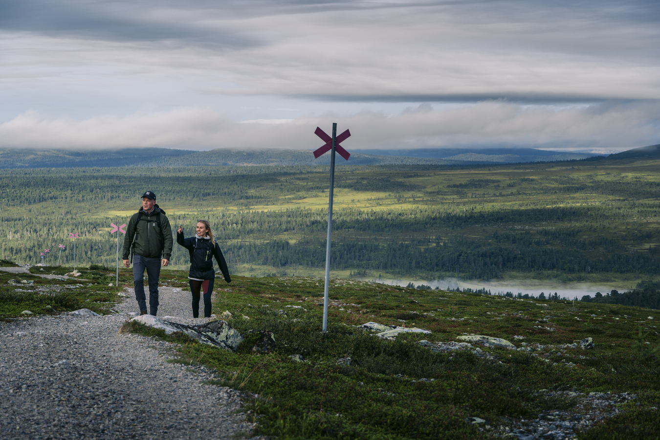 Två vandrare i Fulufjällets Nationalpark i Särna.