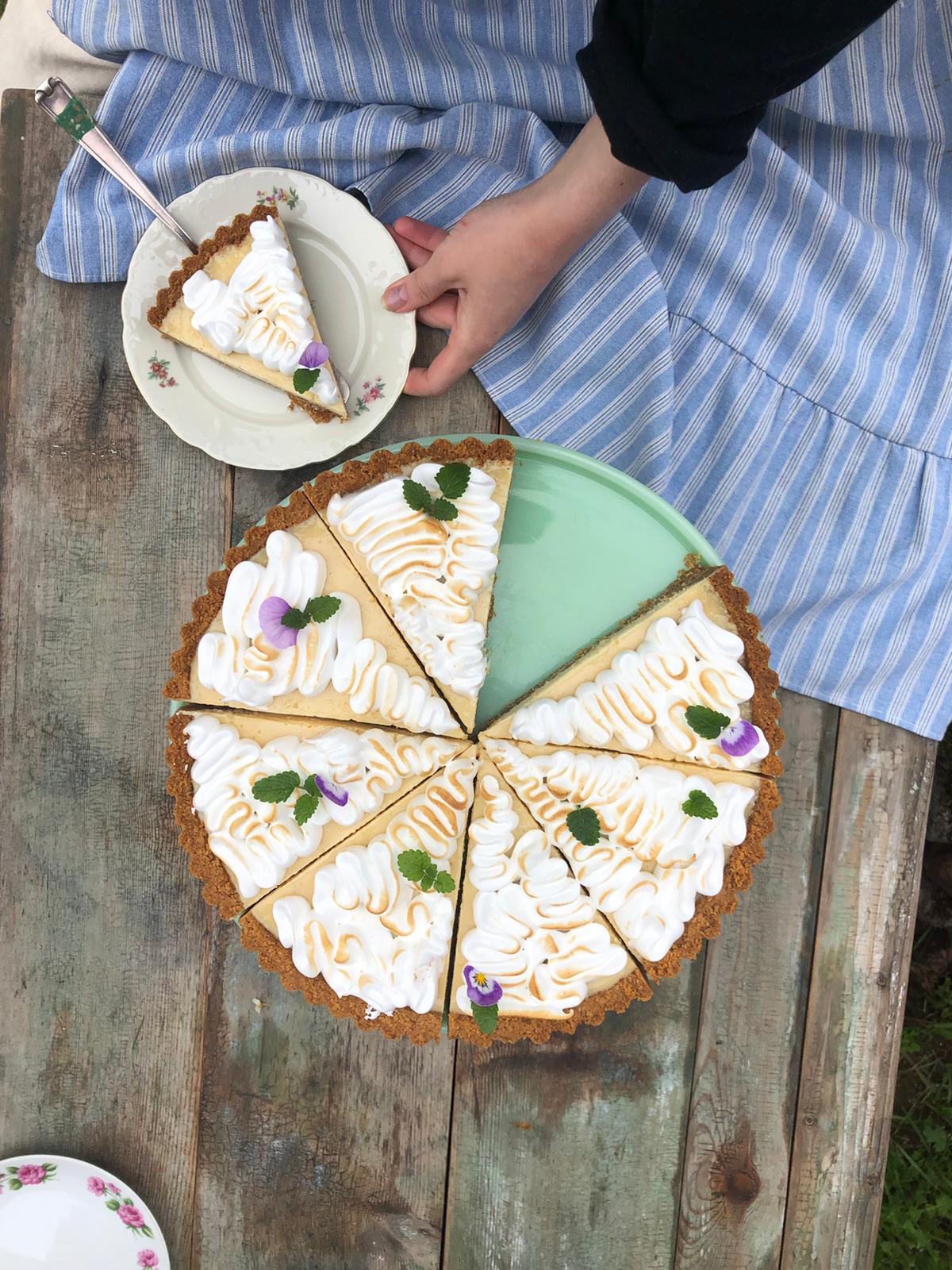 En paj vackert uppdukad på ett bord.