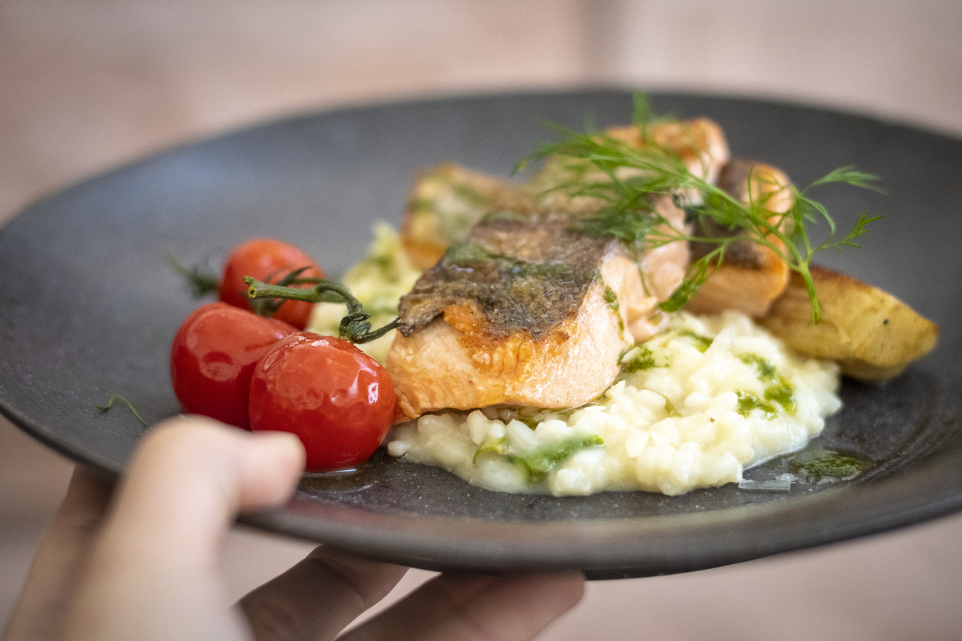 Tallrik med lax med risotto.