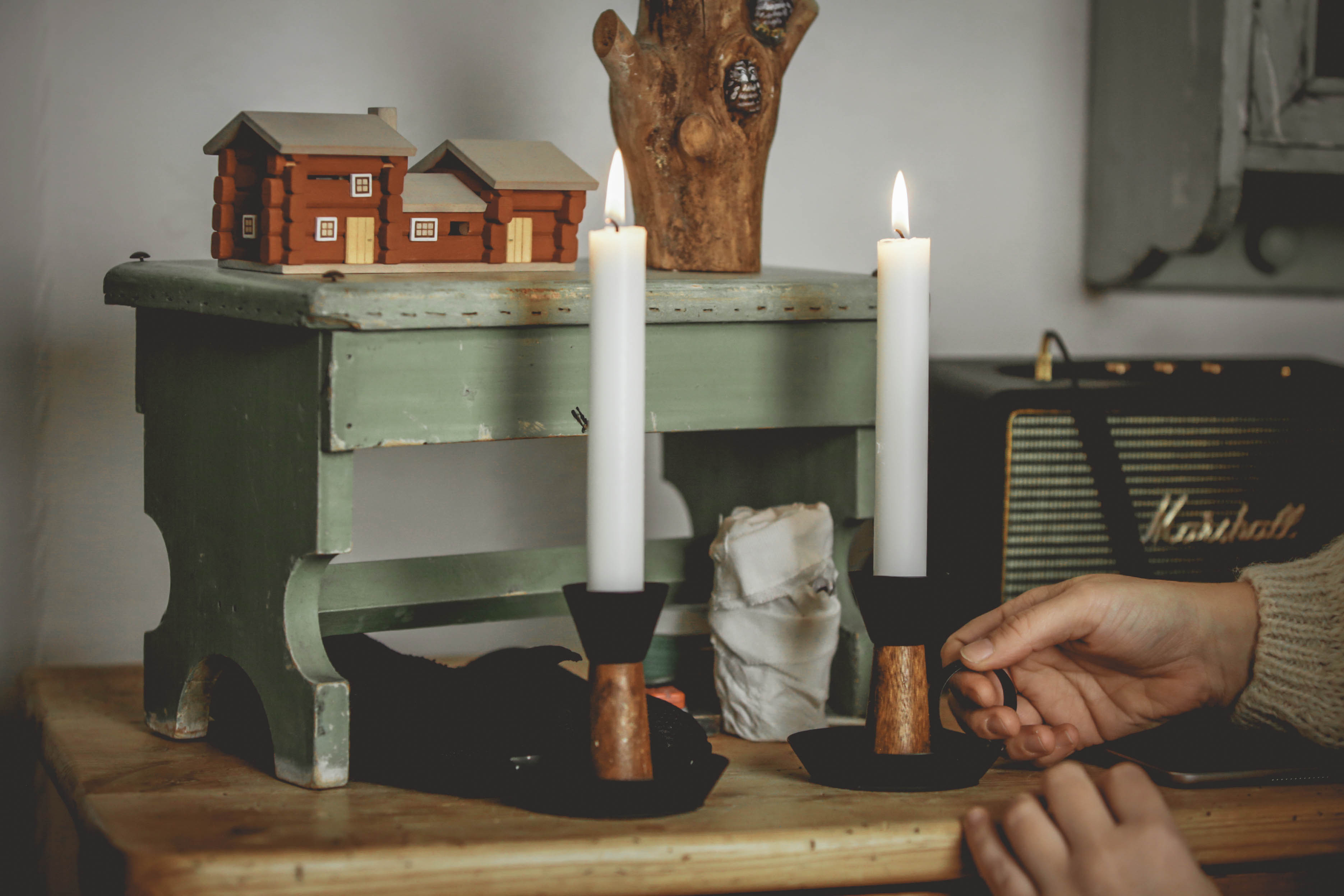 Ljuslykta vid ett bord.