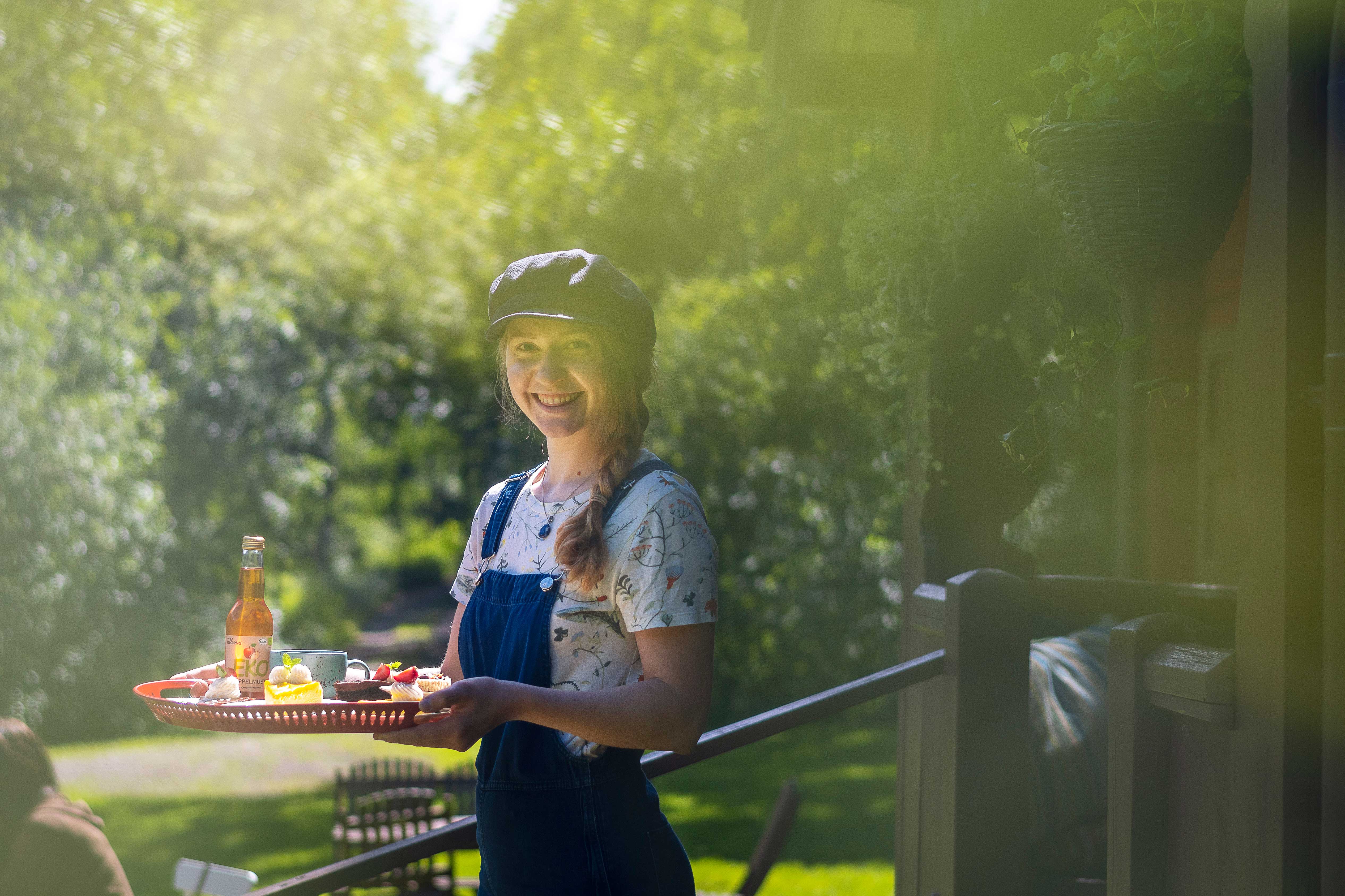 Servitör som serverar fika.