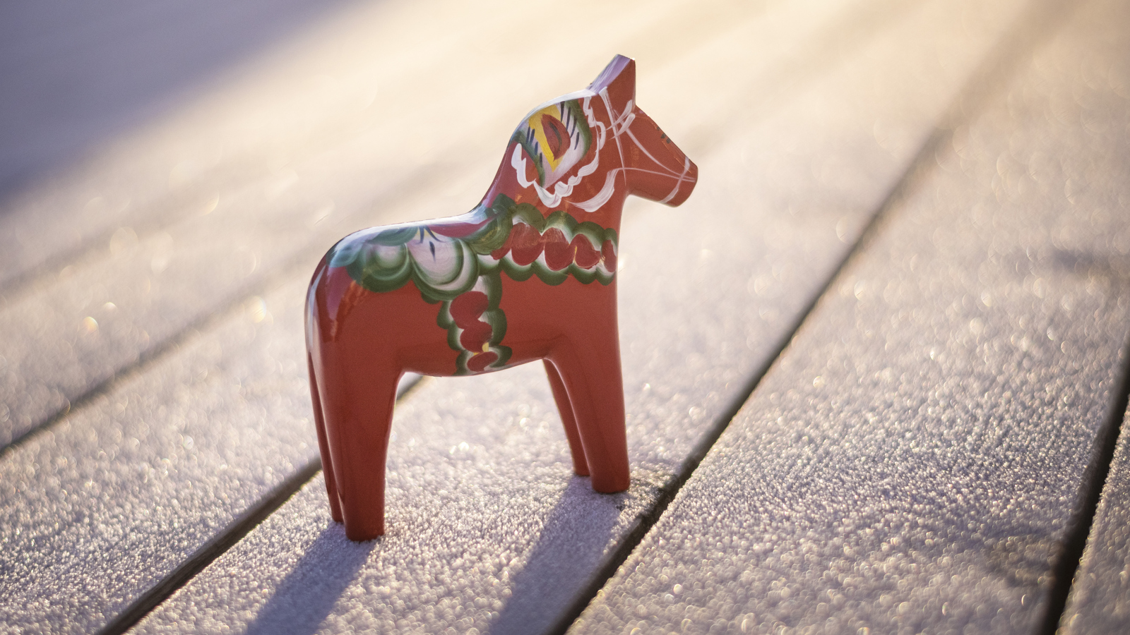 En rödmålad dalahäst med kurbits.