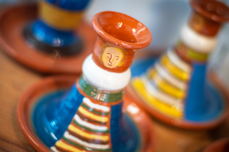 Dalamönstrade ljusstakar i keramik.