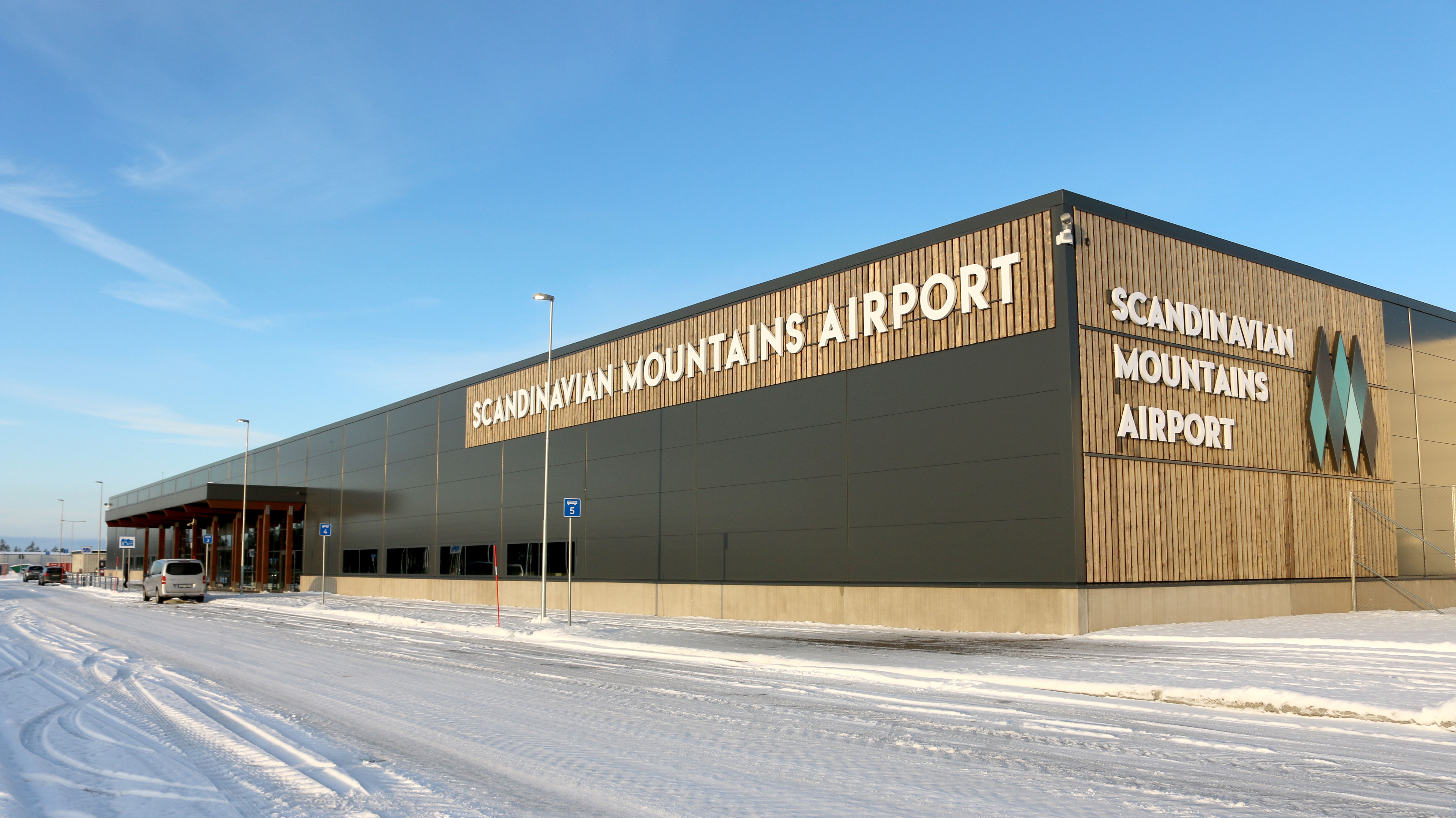 Entré och exteriör vid flygplatsen i Sälen.