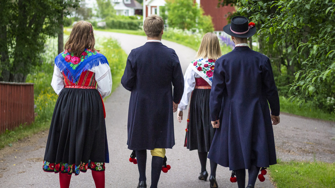 Fyra personer klädda i folkdräkter.