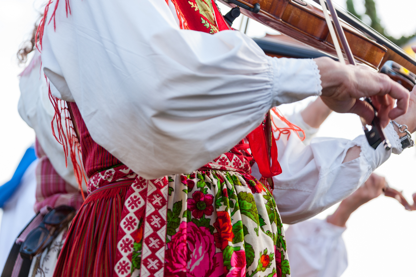 Närbild på en kvinnas Leksandsdräkt.