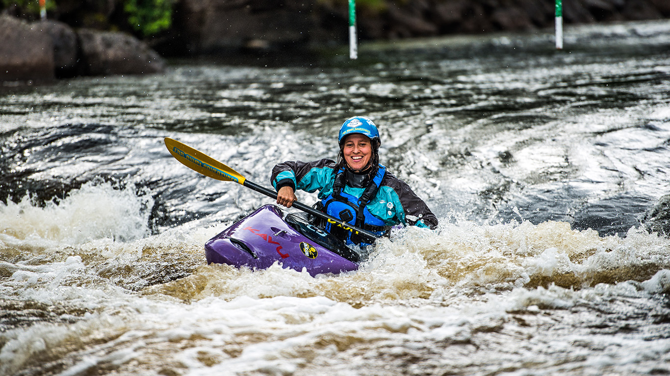 Inka Gurung paddlar forspaddling i Dala-Floda.