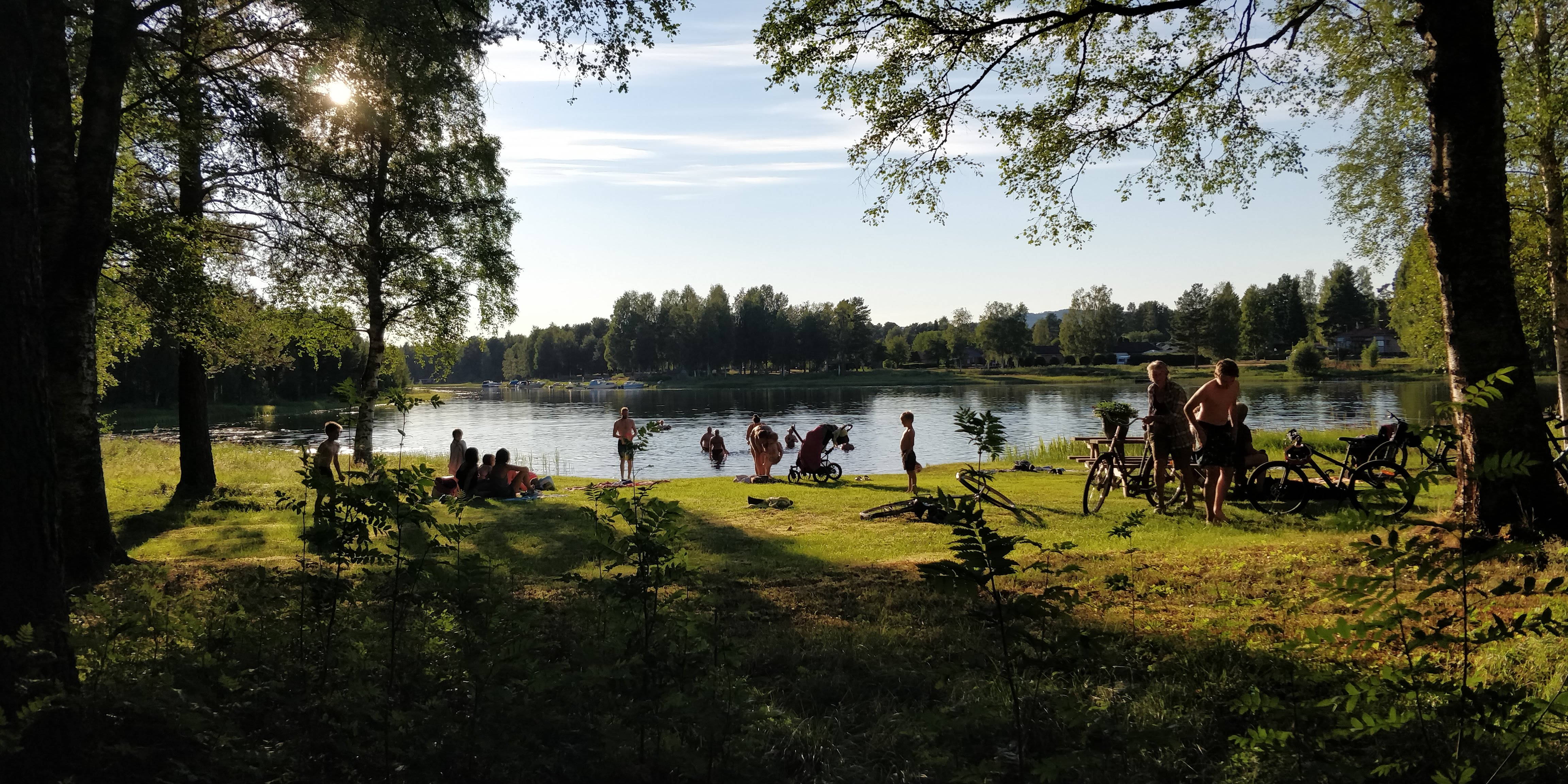 Familj som njuter vid en sjö.