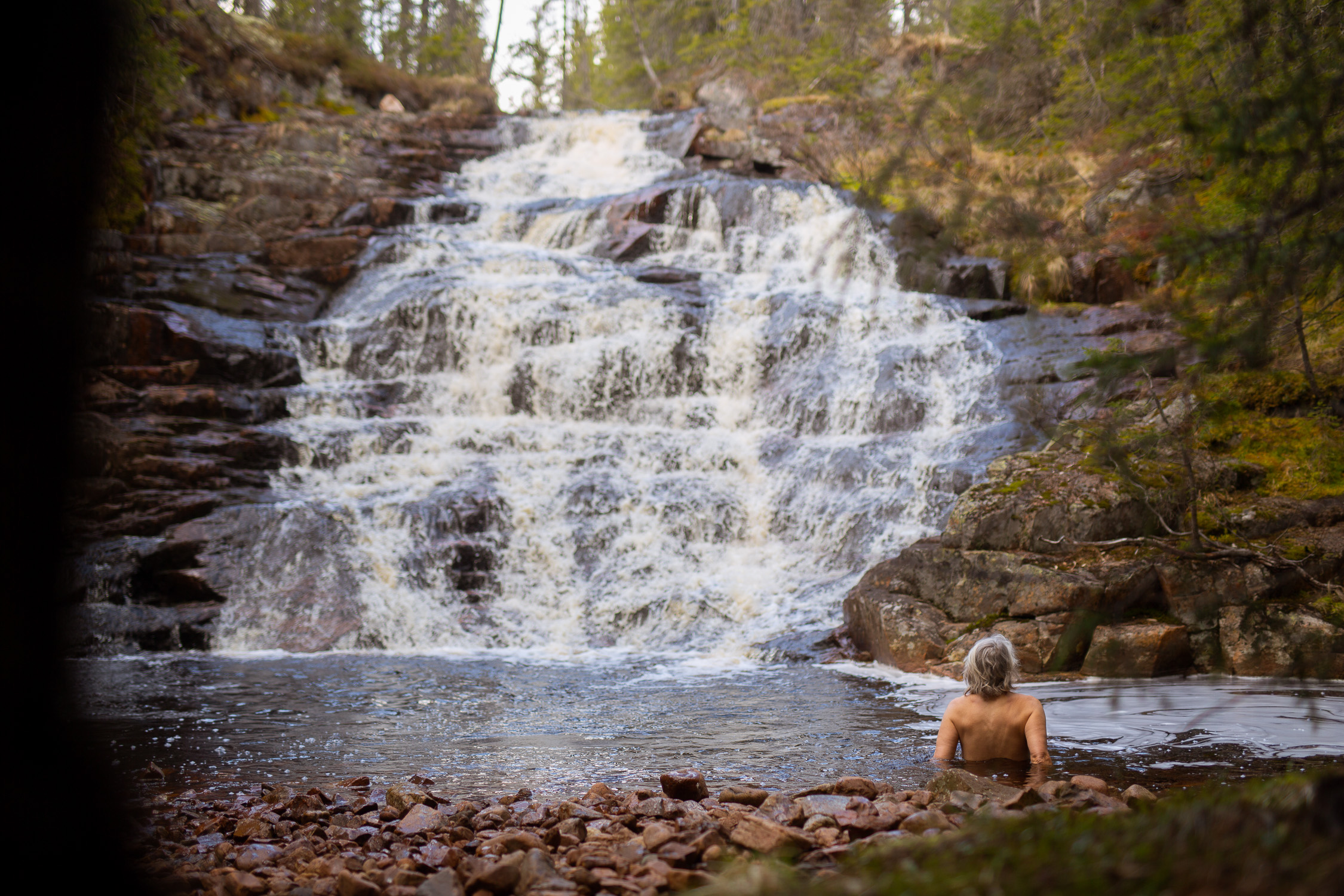 Julius Aspman som badar vid Stopåns naturreservat utanför Orsa.