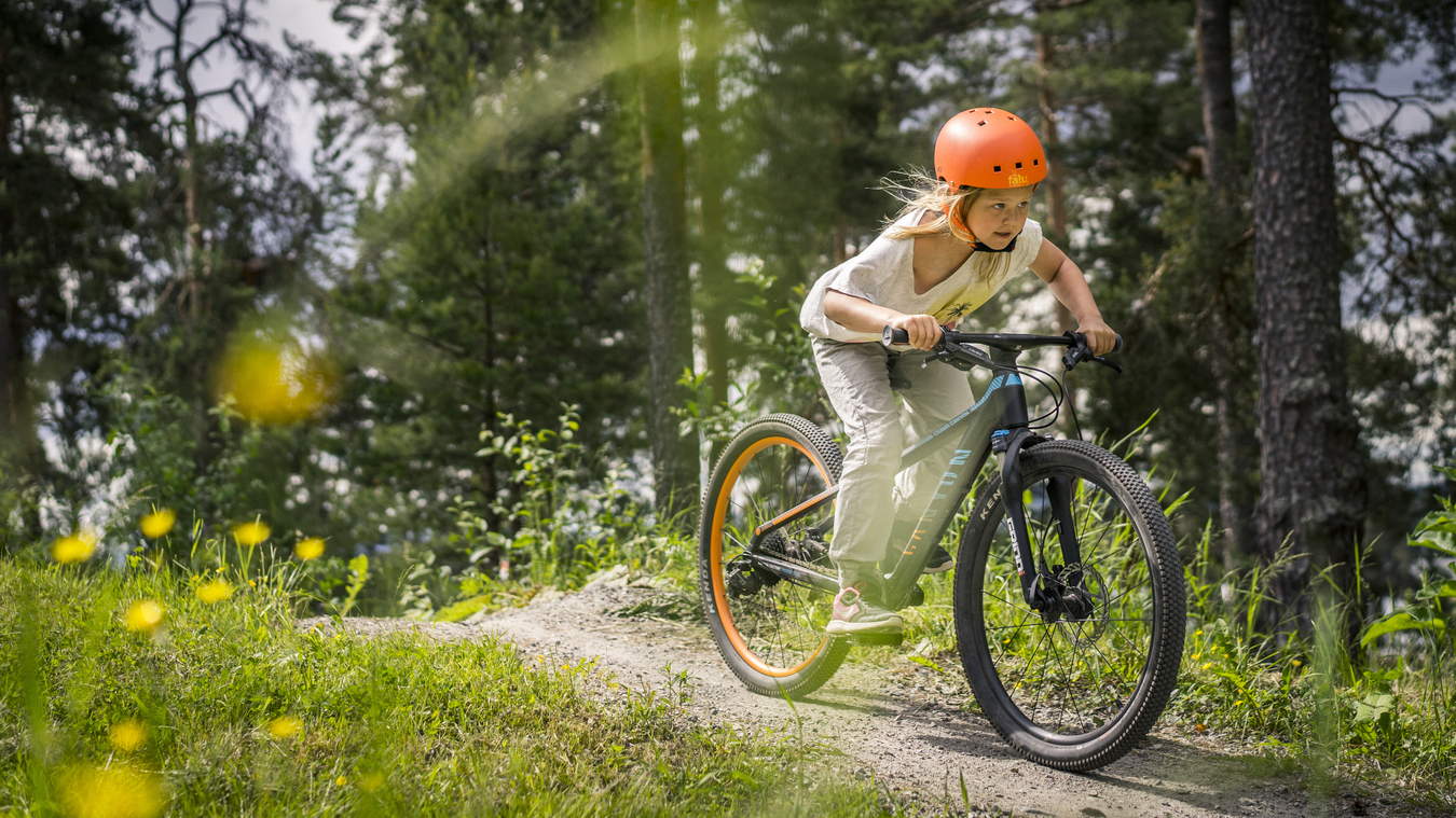 Tjej som cyklar på en cykelled i Lugnet, Falun.