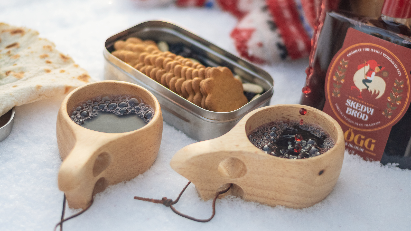 Glögg från Skedvi Bröd hälls upp i träkåsor.