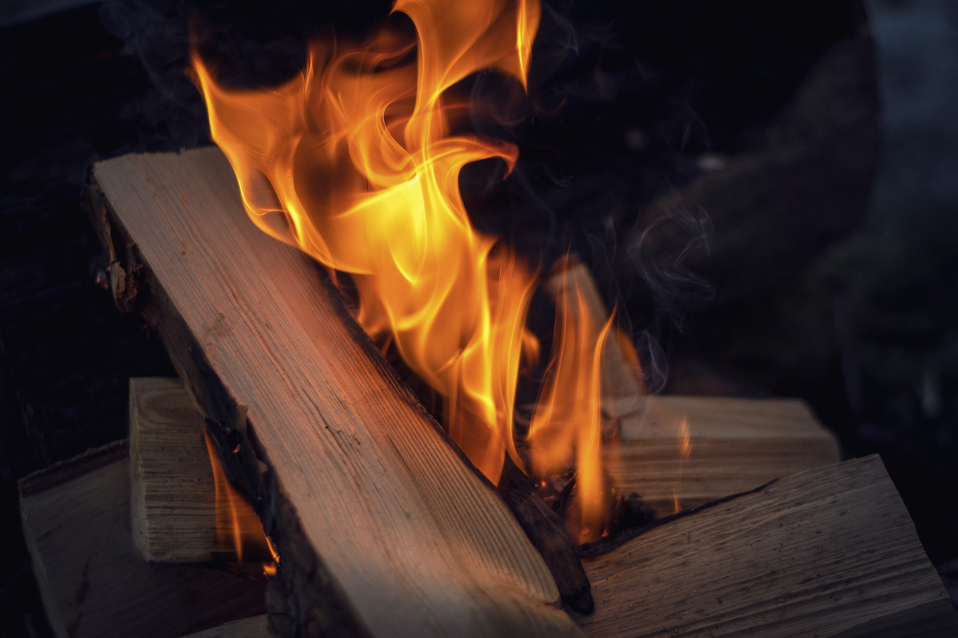 Ved som brinner vid en brasa.