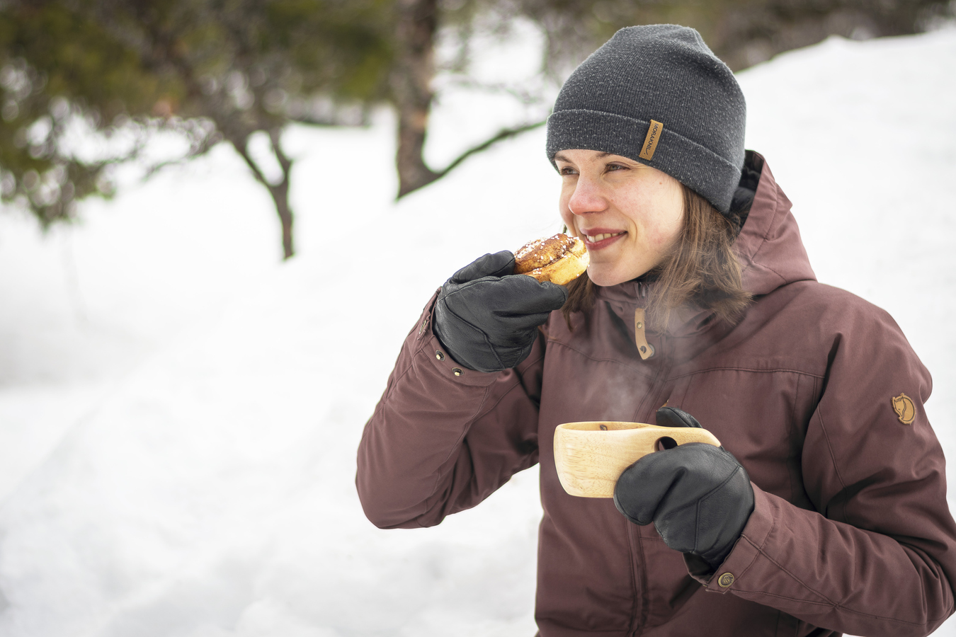 Kvinna som fikar utomhus.