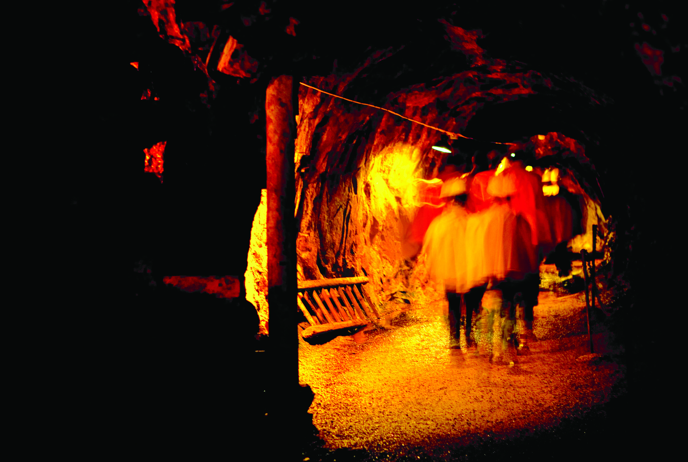 En grupp som går på guidad tur i Falu gruva.