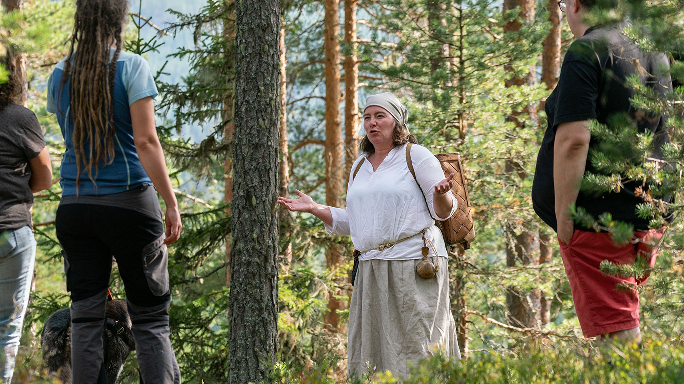 Marit Norin under en vandring i Älvdalen, där hon berättar om häxprocesserna.
