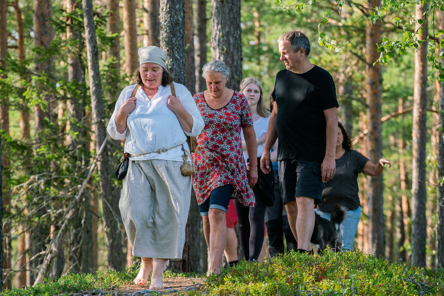 Häxvandring genom landskapet i Älvdalen, där en guide berättar mer om miljöerna och platserna ni passerar.