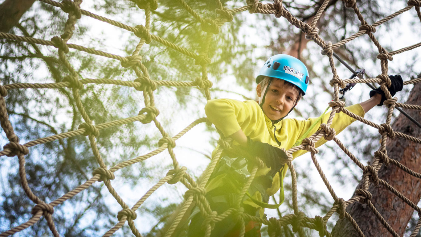 Barn på Högt och Lågt höghöjdsbana i Rättvik.