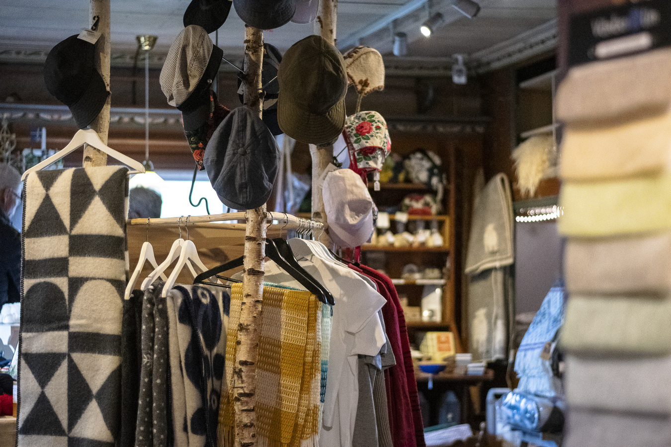 Kläder som hänger på Hemslöjden.