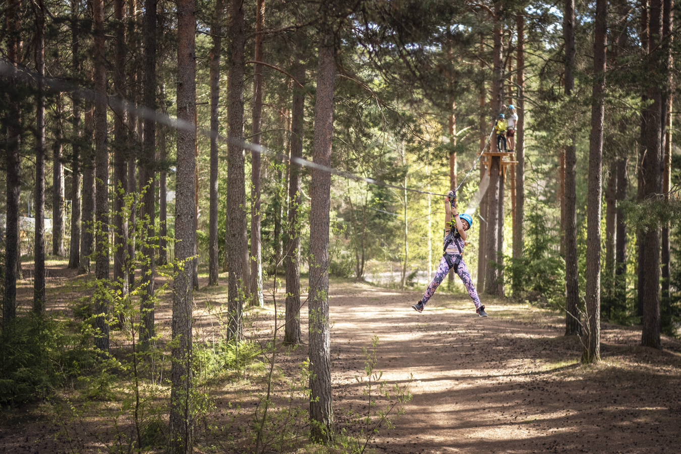 Flicka åker zipline.