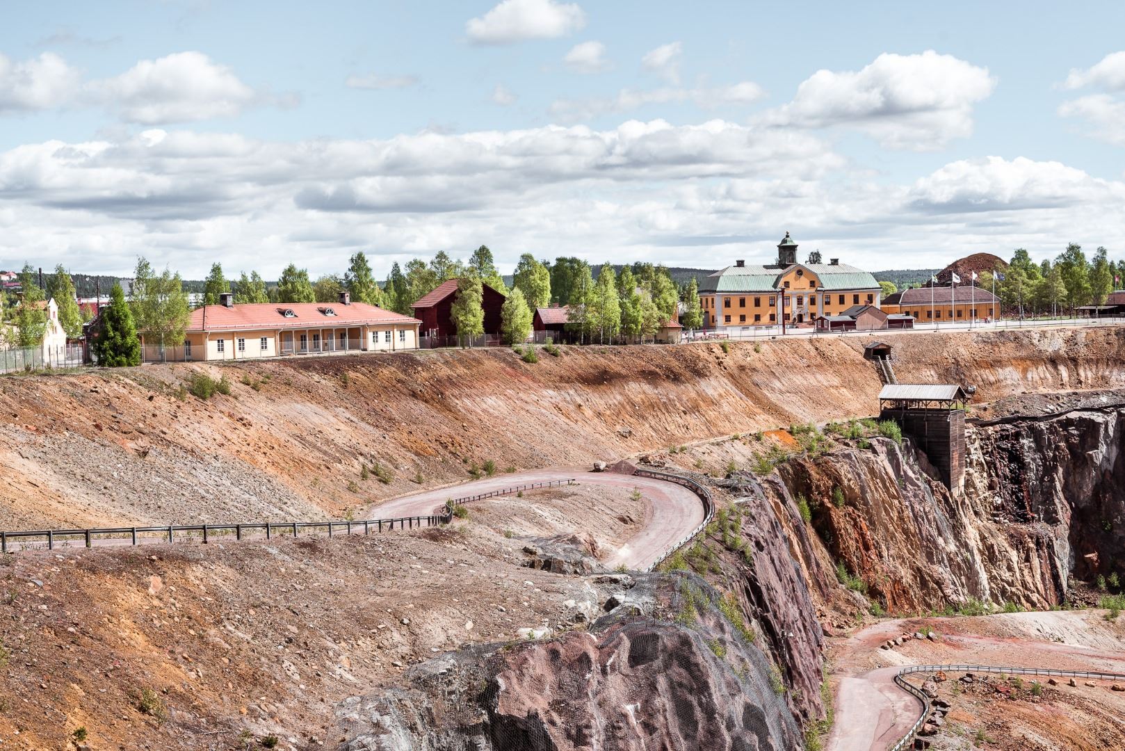 Vy från baksidan mot Gruvortens B&B, gul byggnad, som visar hur nära B&B ligger Falu Gruva och Stora Stöten.