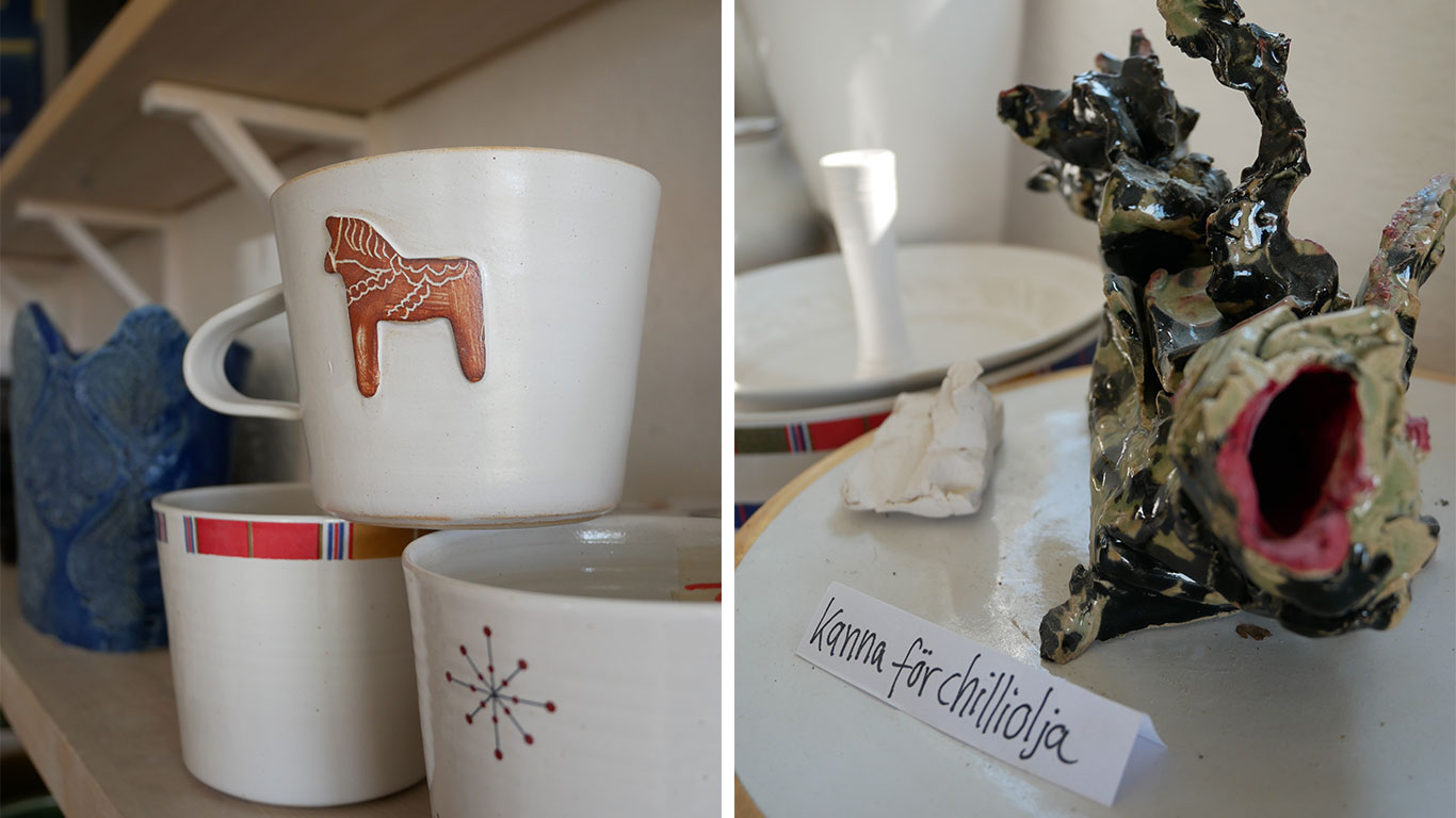 Muggar i keramik med dalahästar och kanna för olja.