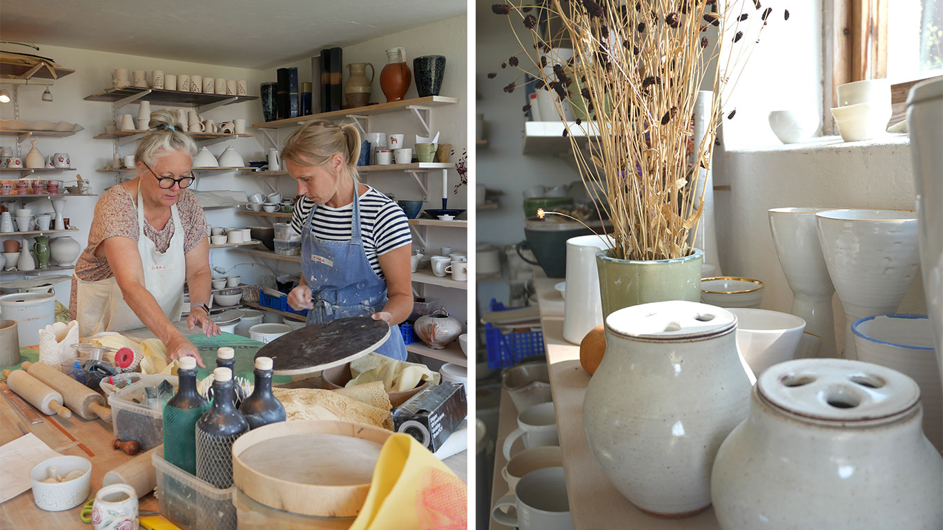 Ulrika Ström med en kursdeltagare som står i krukmakeriet och skapar tillsammans.
