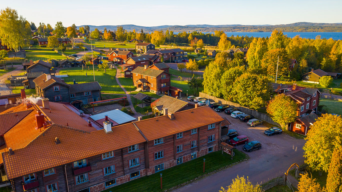 Klockargården i Tällberg, där det anordnas shower och konserter under hösten.