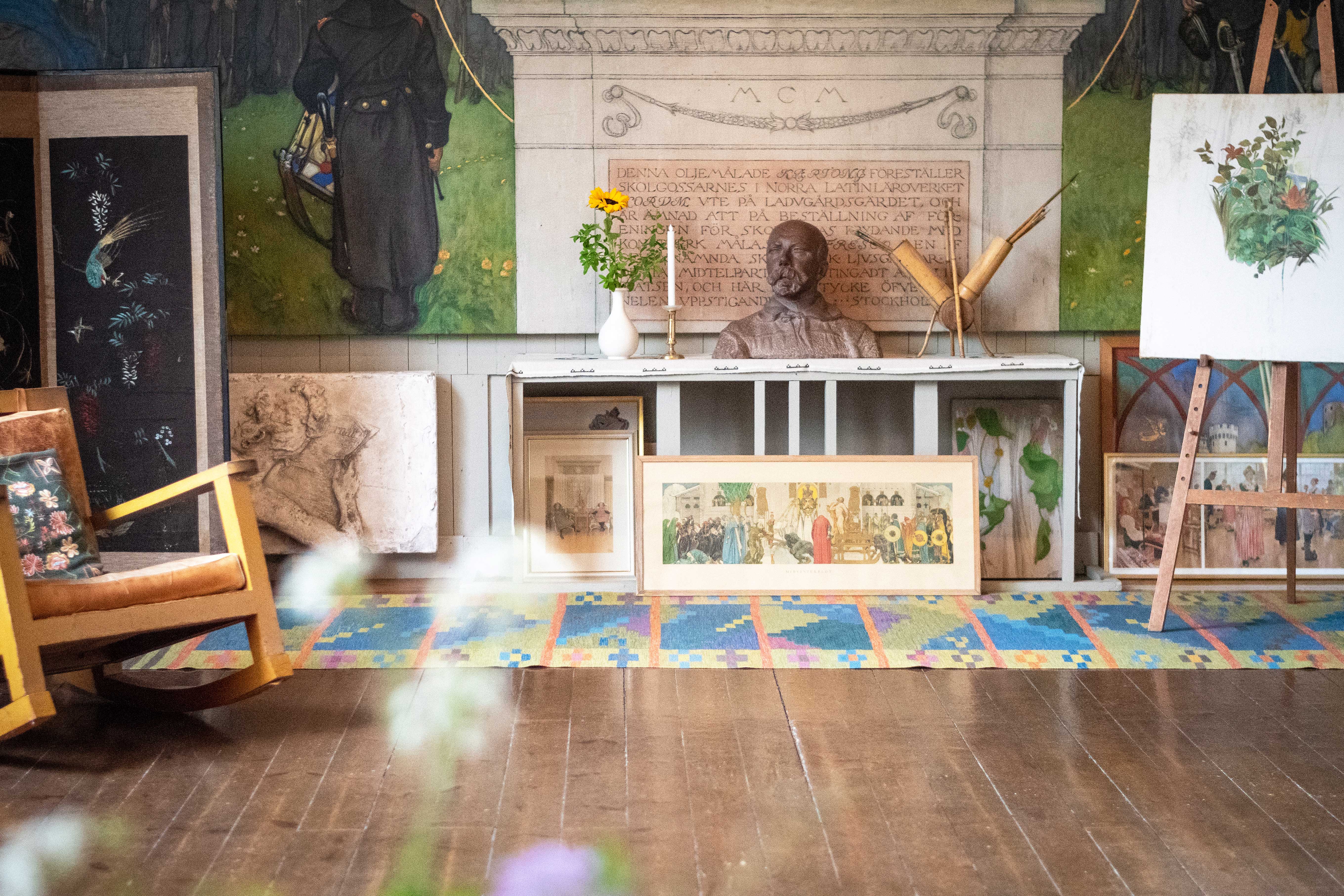 Inne på Carl Larsson-gården ser man vacker konst.