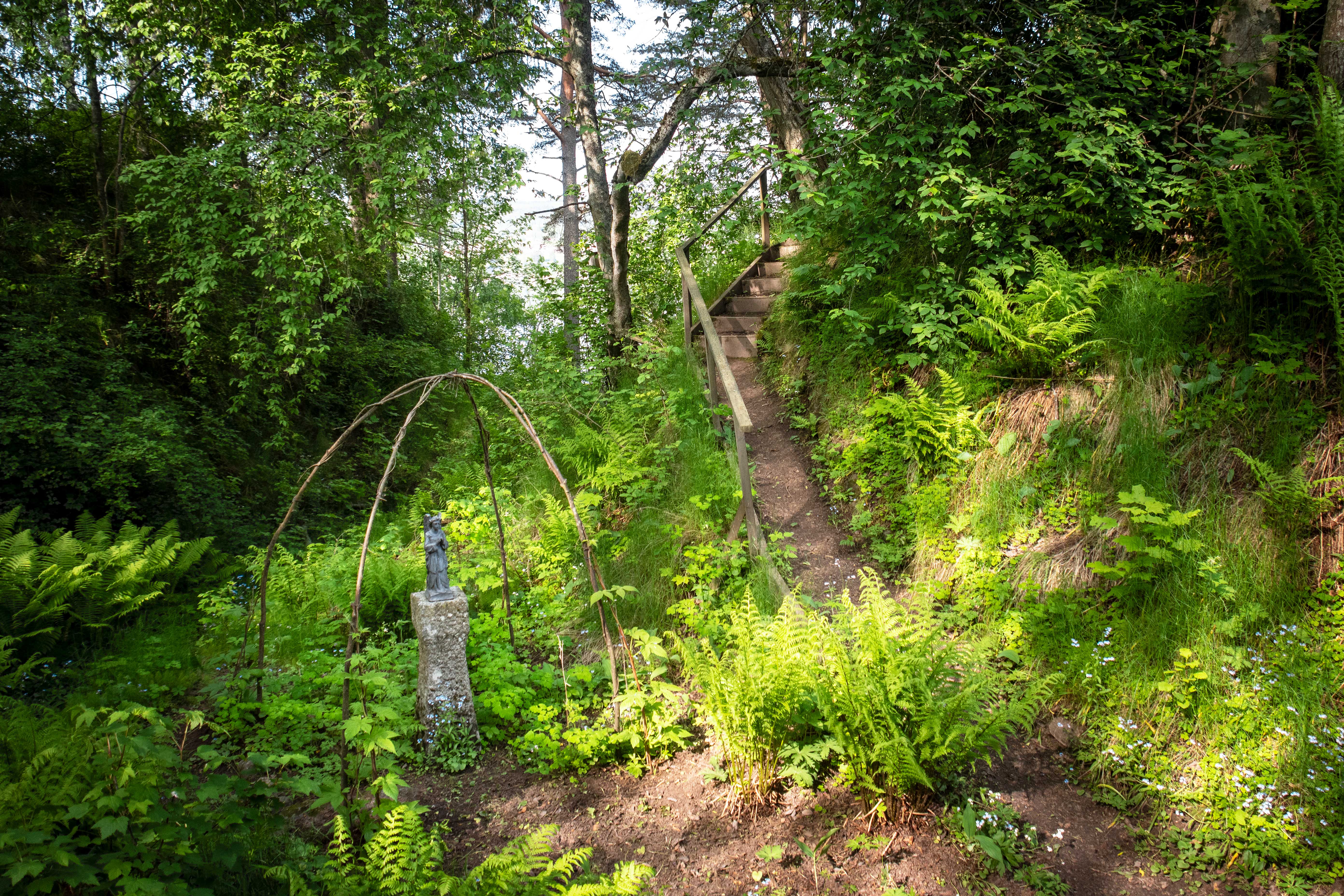 Frodig trädgård på Hildasholm.