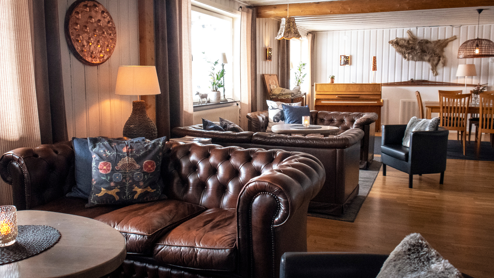 Matsal och lobby på Lövåsgårdens fjällhotell i Grövelsjön.