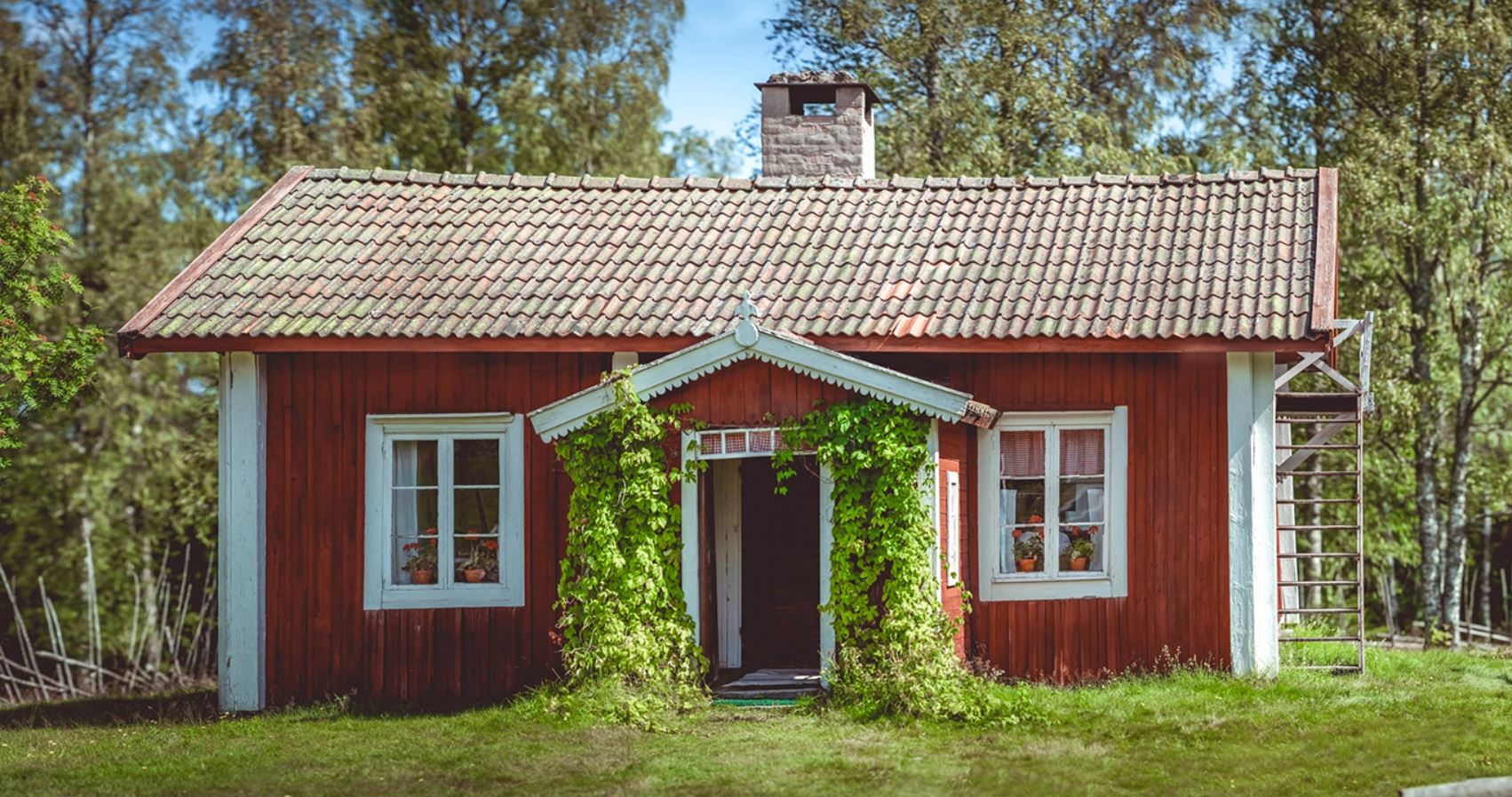 En liten röd stuga.