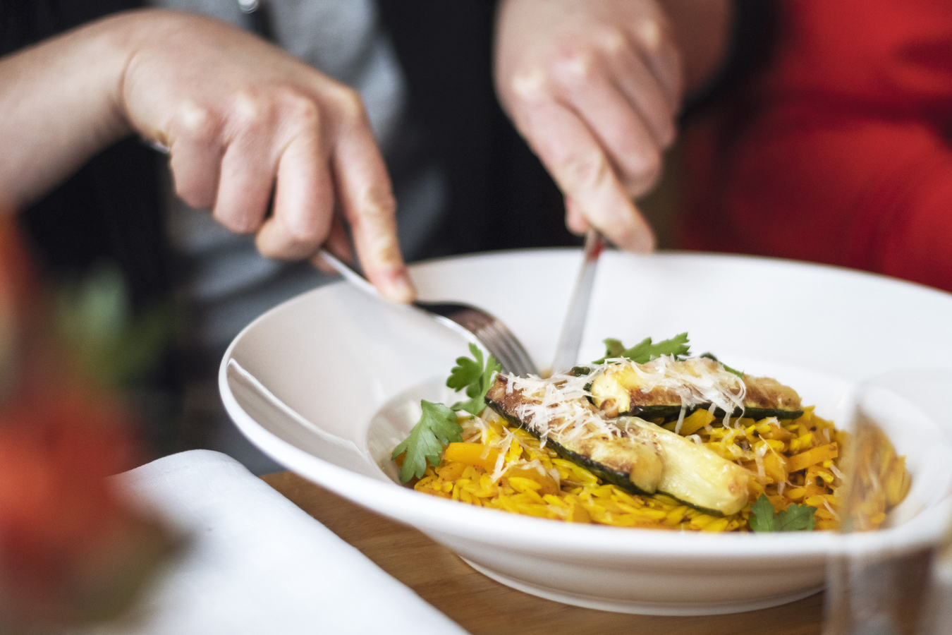 Person som njuter av sin mat.