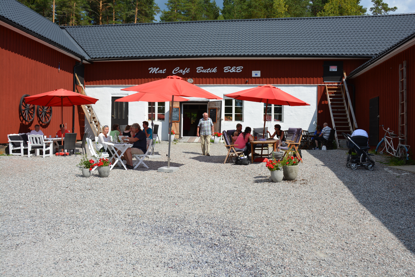 Folk som fikar vid Muddus.