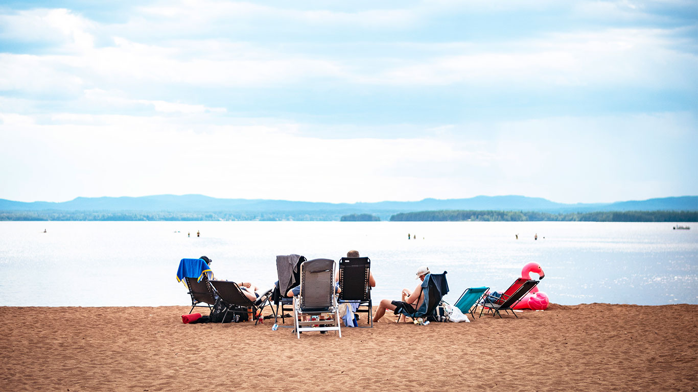 Sandstrand vid Orsasjön och Orsa Camping.