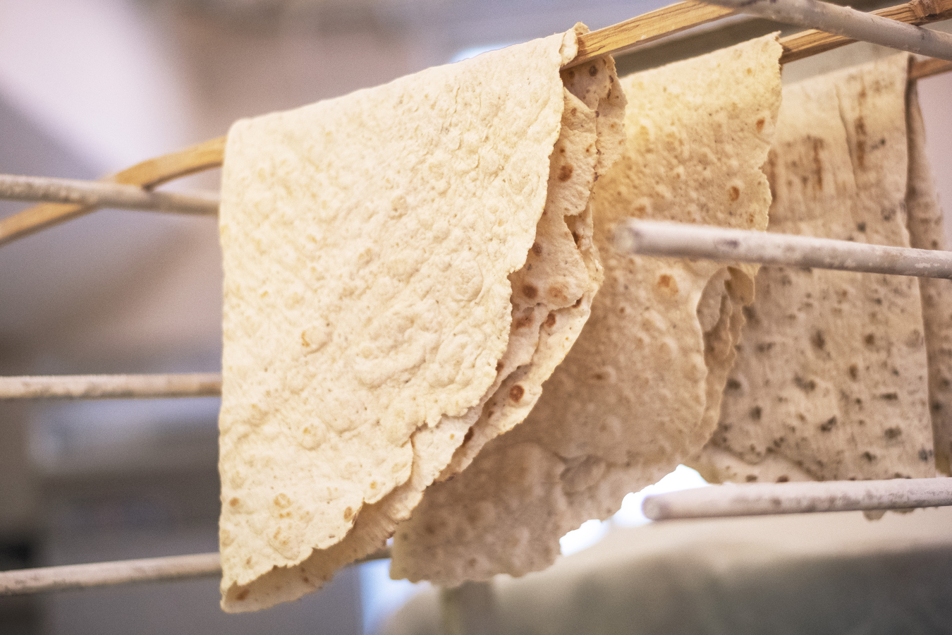 Upphängd tunnbröd från Rättviks tunnbrödsbageri.