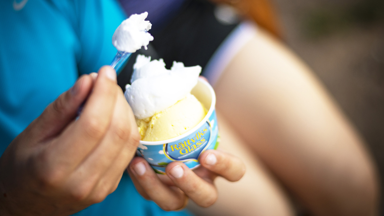 Bägare med glasskulor från Rättviks glass.