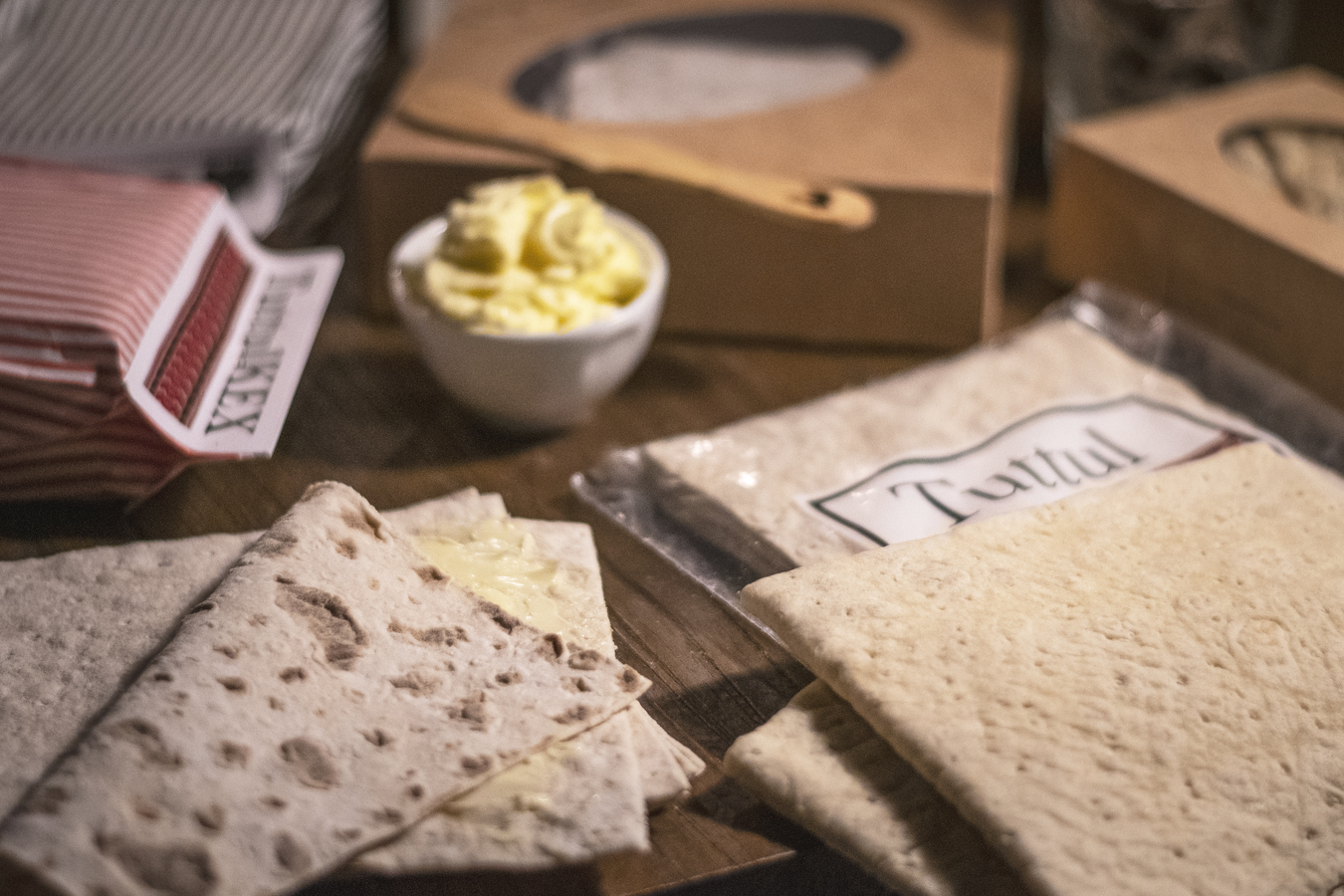 Bord uppdukat med bröd och smör.