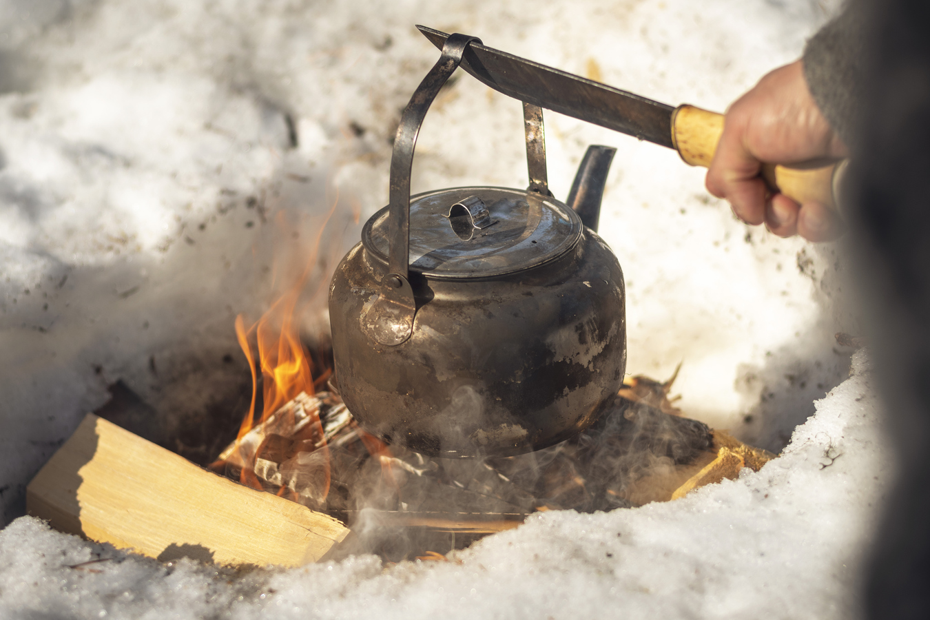 Kaffe över öppen eld.