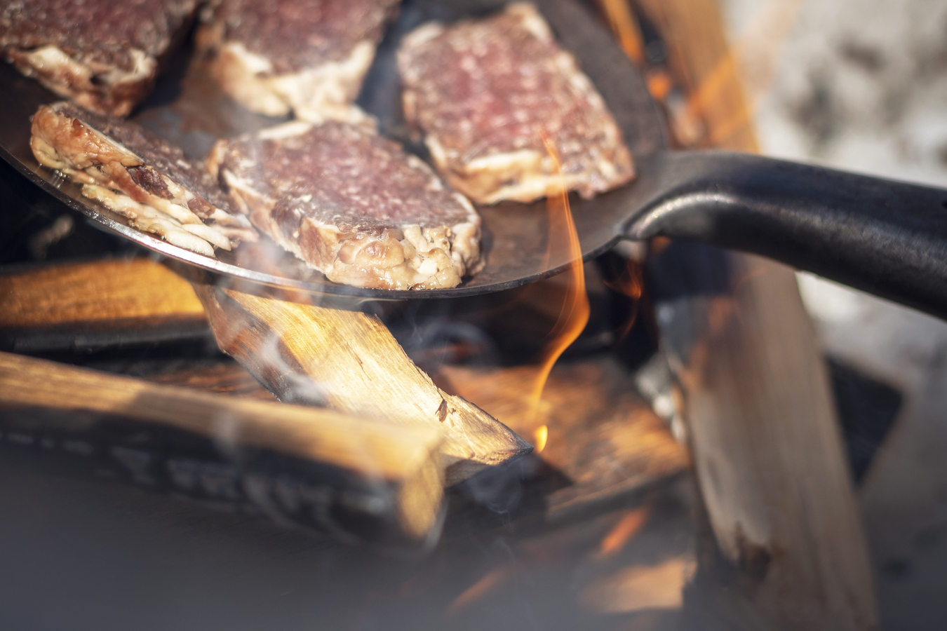 Renkött på tallrik.