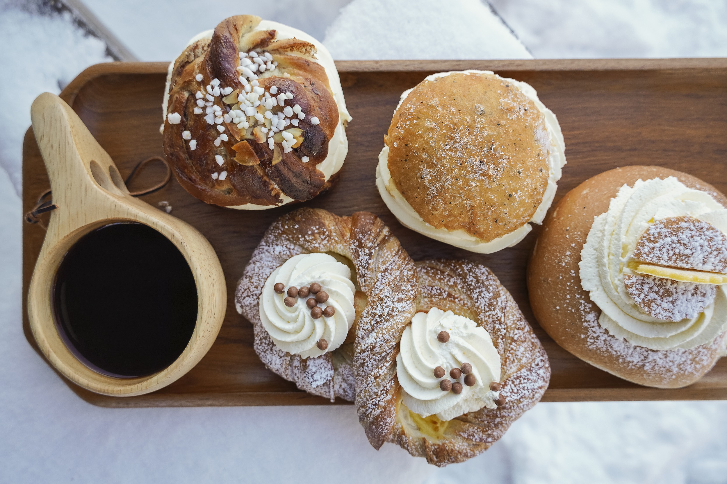 Olika semlor på en bricka.