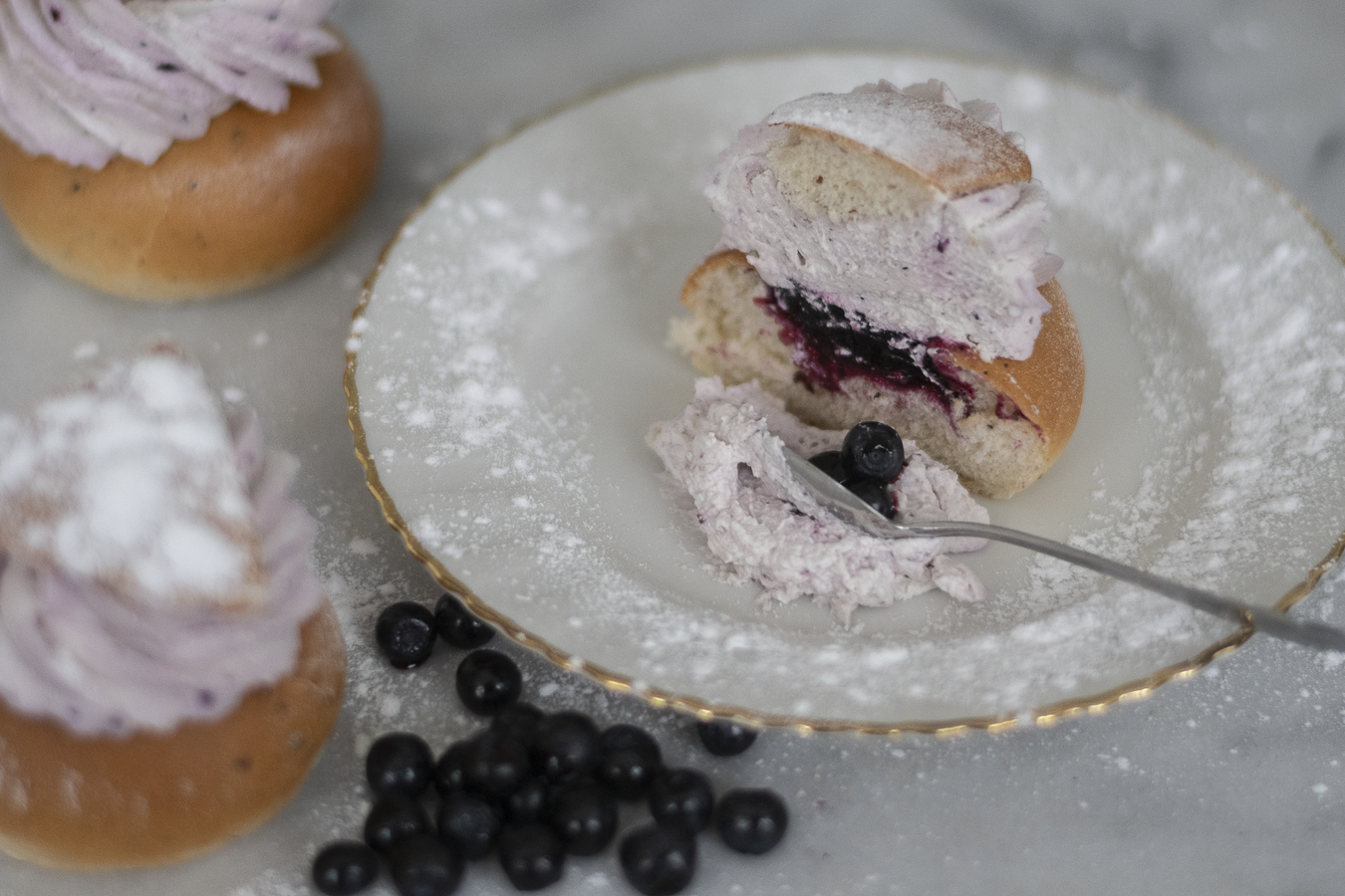 Blåbärssemla i guide till Dalarnas bästa semla.