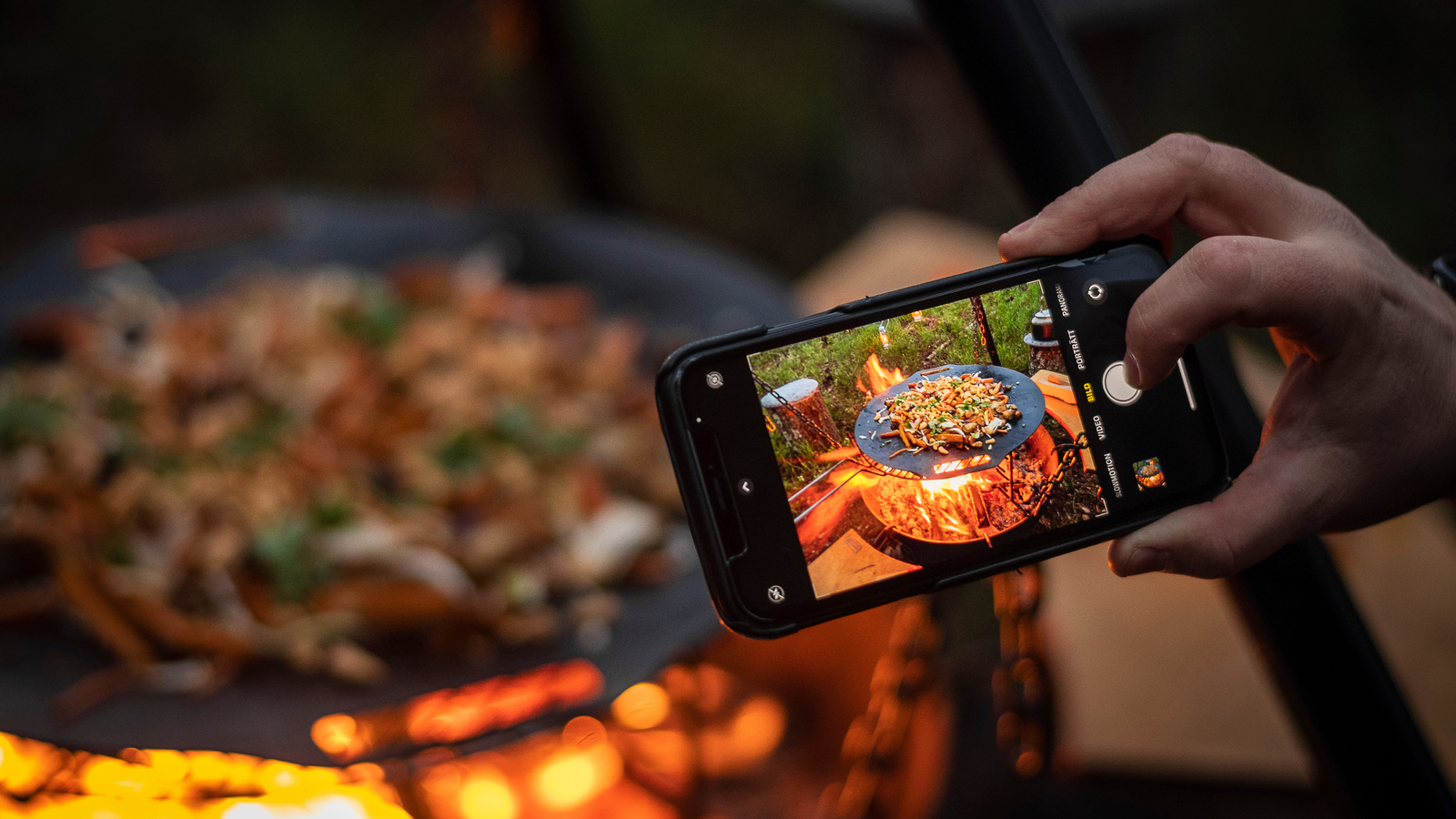 Öppen eld i skogen.