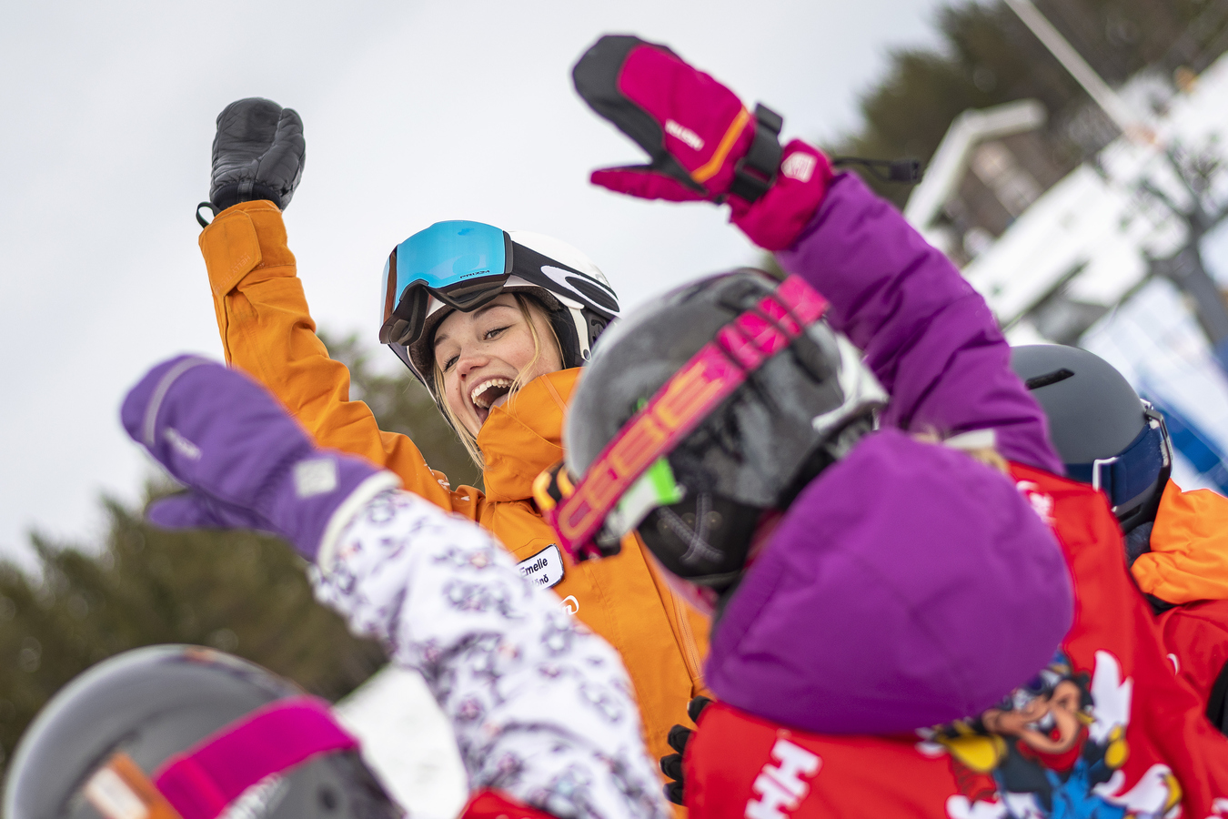 Skidskolelärare som har roligt med barn.