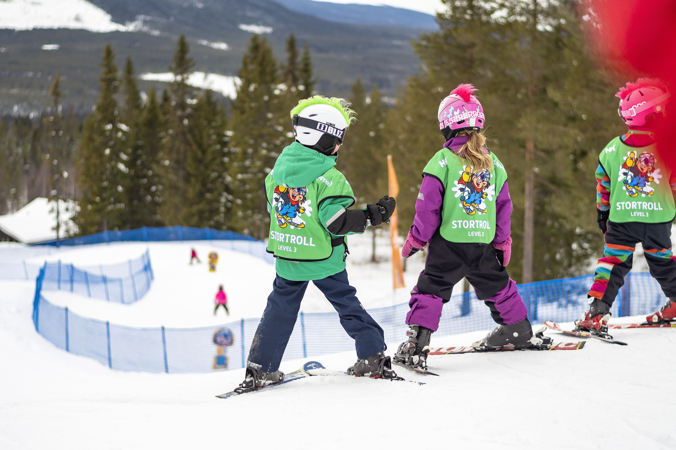 Skidskolebarn i backen.