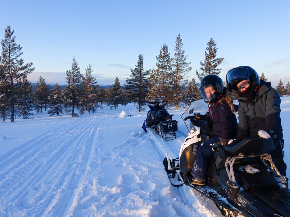 Två personer på skoter.
