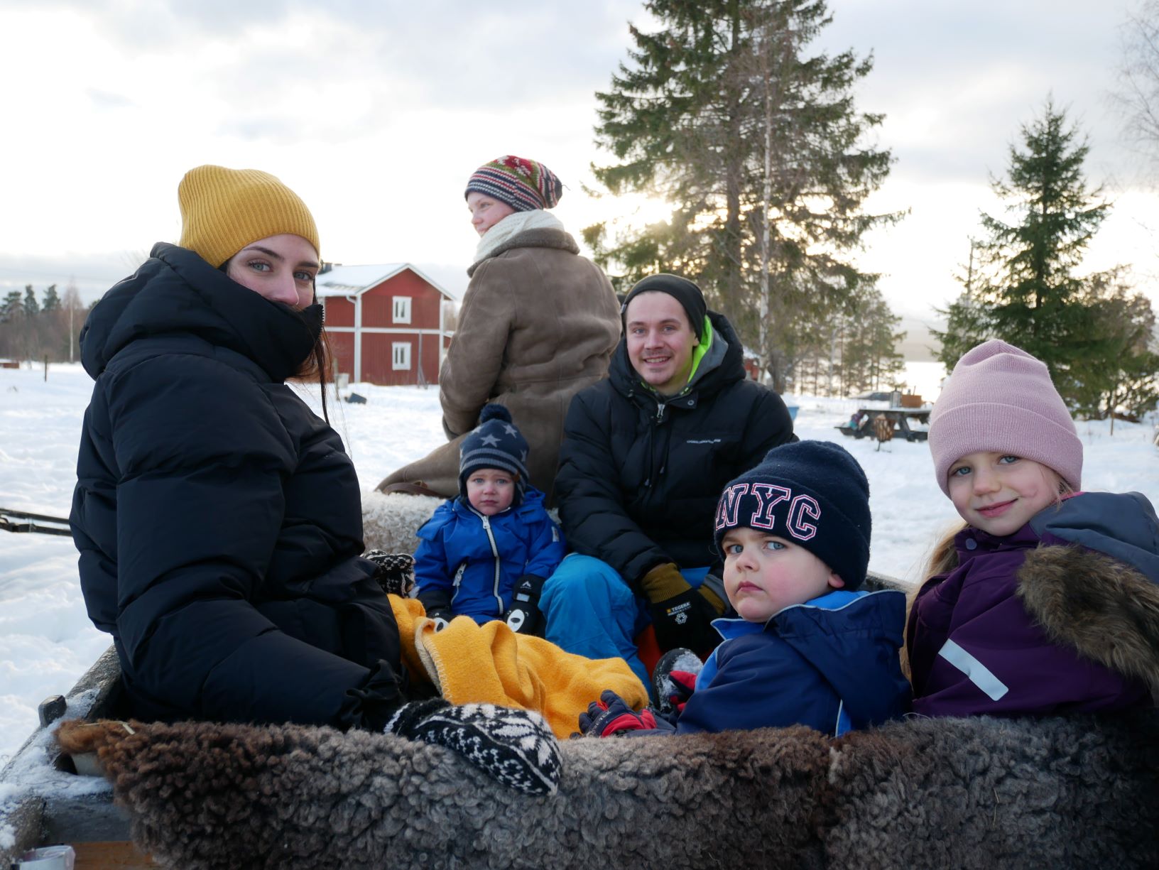 Familjen Andersson-Bröms samlade i släden.